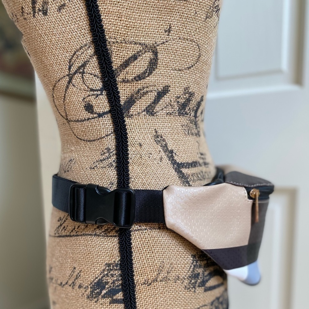 Checked Pattern Crossbody Belt Bag in Beige and Black - Picture 4 of 12